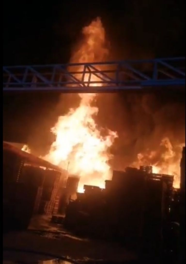 Incendio consume bodega en Tepotzotlán