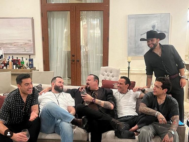 Christian Nodal y Carín León conviviendo con Pepe Aguilar