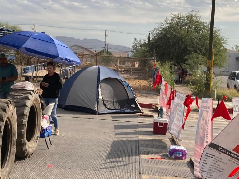 Padre de familia se suma al plantón de Ciudad Obregón