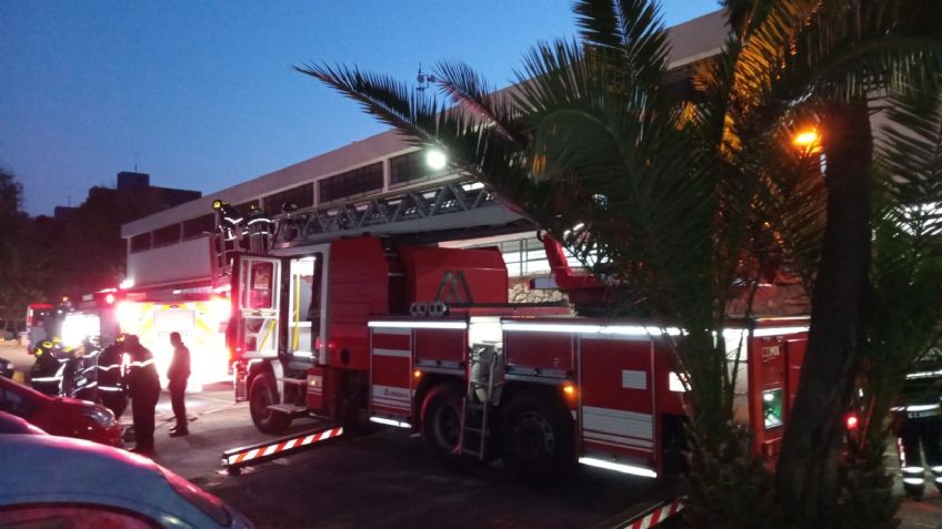 Se registra fuerte incendio en departamento de Tlatelolco; evacúan a 50 personas