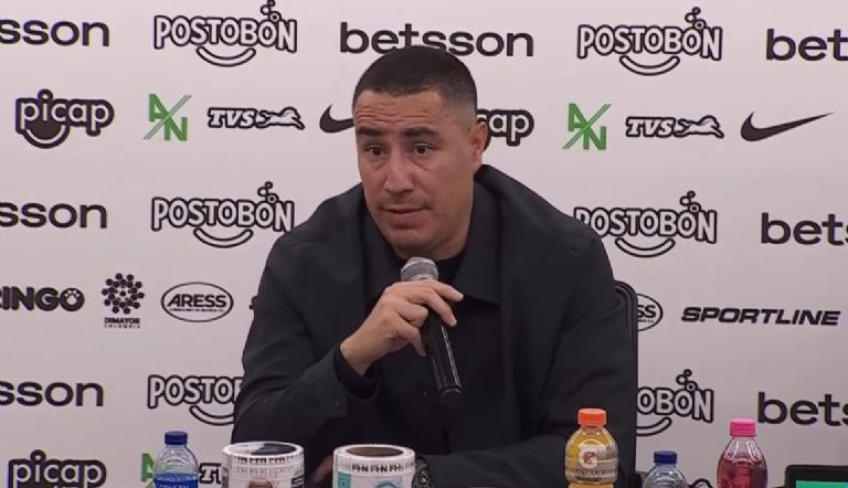 Detienen a Efraín Juárez en conferencia de prensa