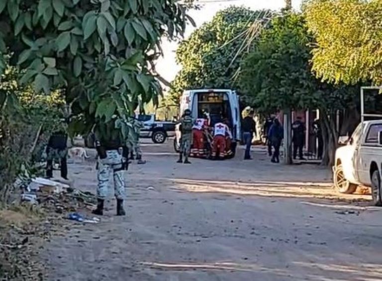 El momento en que la víctima fue subida a la ambulancia