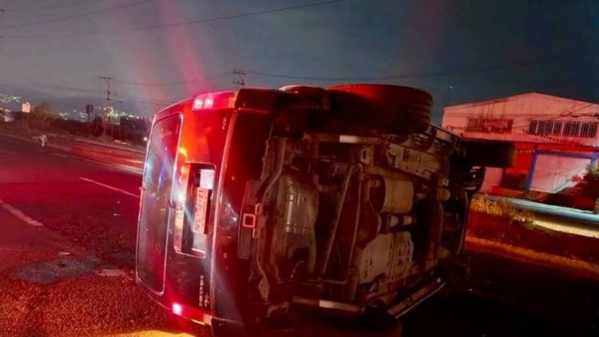 Vehículo vuelca en la Toluca-Naucalpan al ser impactado por un tráiler; hay lesionados