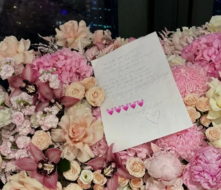 Estas serían las flores y la carta que le obsequió Nodal