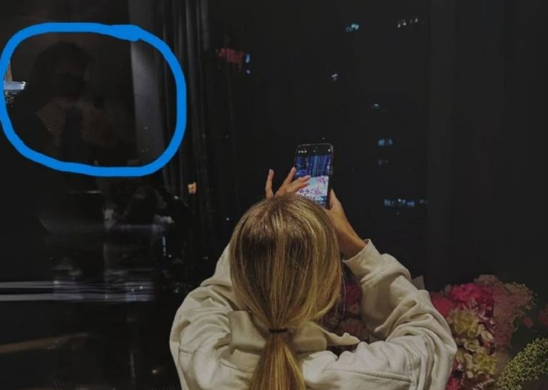 Su reflejo aparecería en el cristal