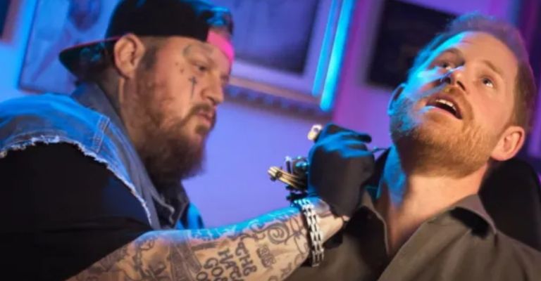 Príncipe Harry reaparece con video al realizarse un tatuaje que pidió en su retaguardia