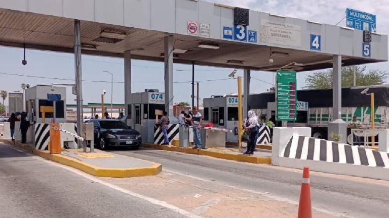 Adulto mayor paga peaje en caseta mientras empujaba carretilla con flores de cempasúchil