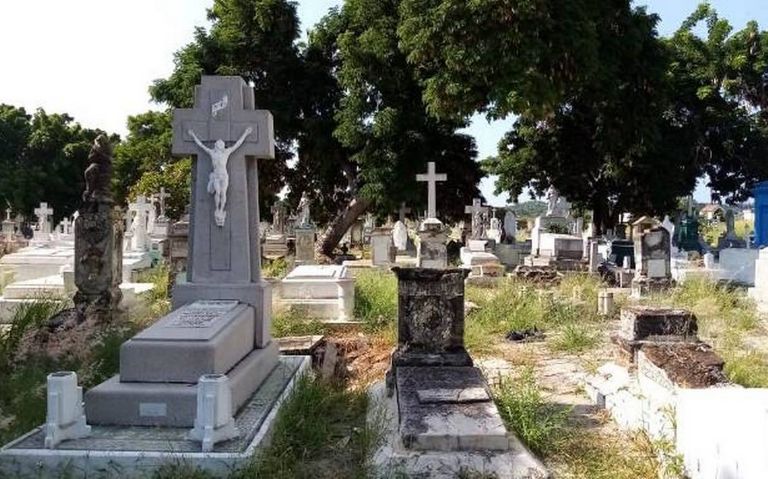 Hombre fallece mientras visitaba la tumba de su hijo en cementerio de Tampico