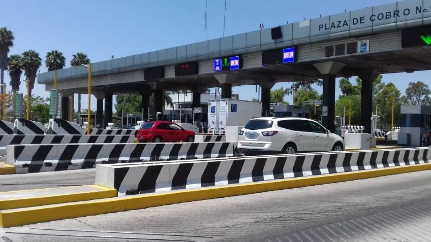 Adulto mayor paga peaje en caseta mientras empujaba carretilla con flores de cempasúchil