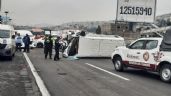 Foto ilustrativa de la nota titulada VIDEO: Combi se vuelca en la autopista México-Pachuca y genera caos en Ecatepec