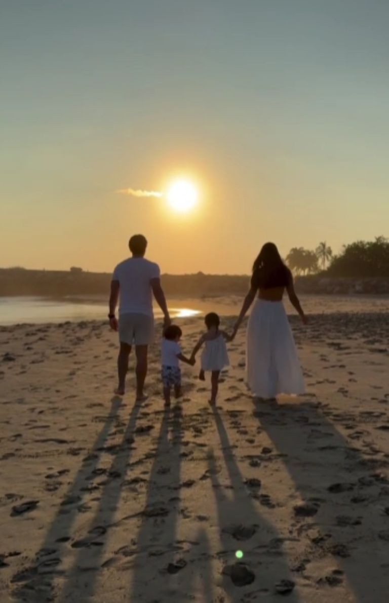 Para anunciar el embarazo se grabaron caminando por la playa