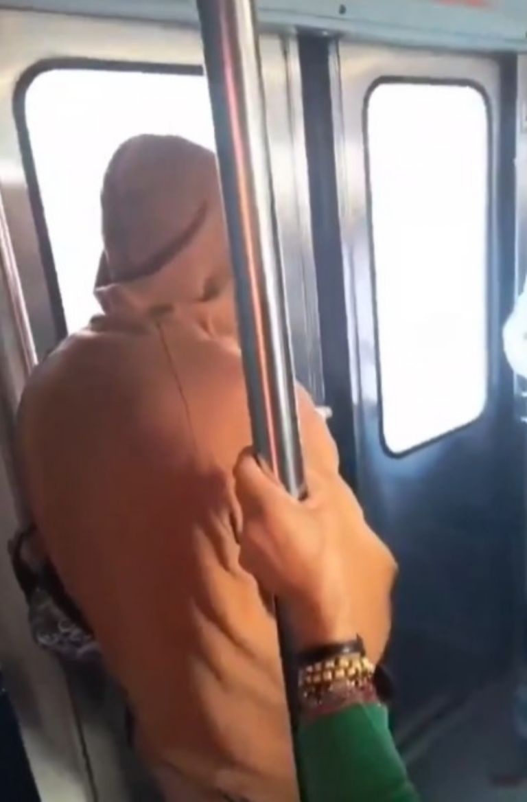 Usuarios graban flamazo en el Metro
