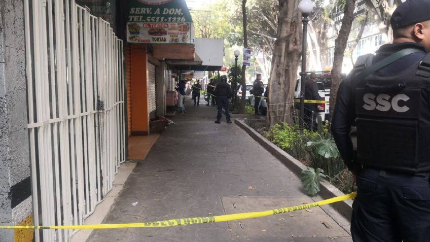 VIDEO: Localizan indigente muerto en la alcaldía Cuauhtémoc, estaba sobre cartón