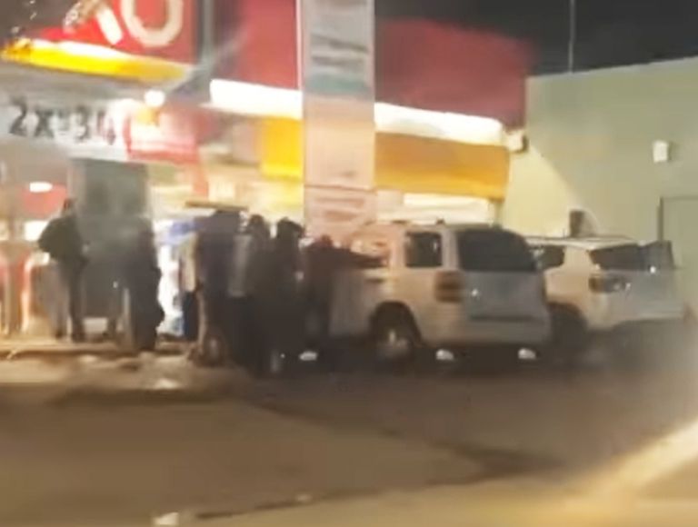 Personas que presenciaron la agresión armada contra el vehículo de la víctima