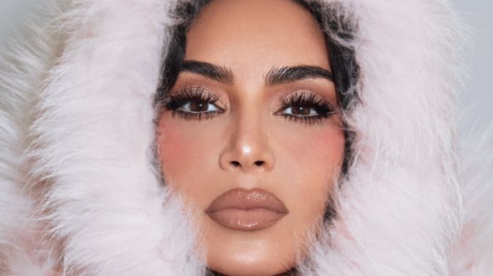 Kim Kardashian desata polémica por posar casi sin ropa con rosarios en su última campaña