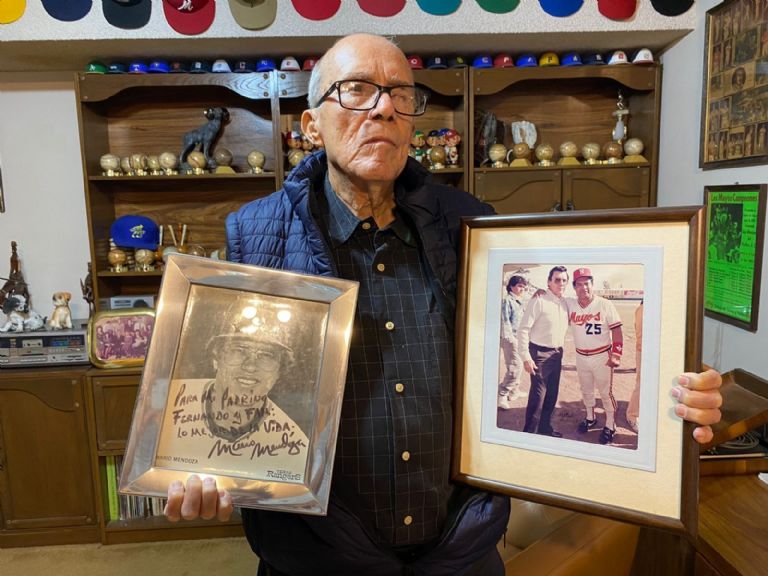 Fernando Esquer junto a los recuerdos de sus dos ahijados, 'Paquín' Estrada y Mario Mendoza