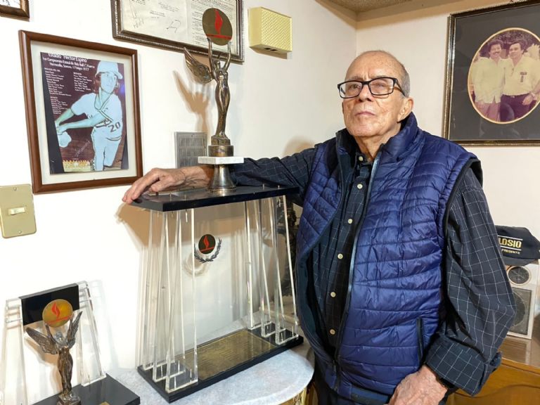 Fernando posando junto al trofeo del primer campeonato de Los Mayos de Navojoa en el año de 1979