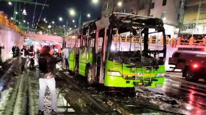 VIDEO: Unidad RTP arde en llamas en pleno Eje Central de CDMX; esto se sabe del siniestro
