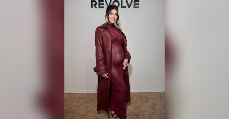 Megan Fox presume su vientre de embarazo en sensual vestido rojo