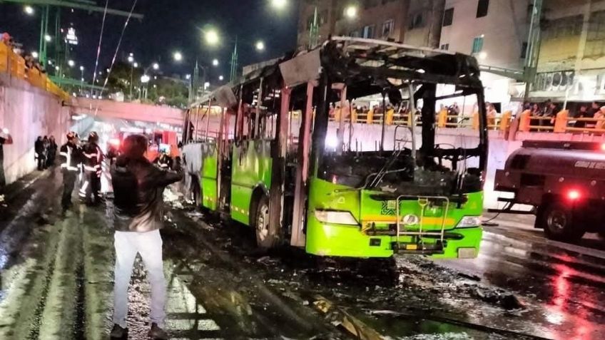 VIDEO: Unidad RTP arde en llamas en pleno Eje Central de CDMX; esto se sabe del siniestro
