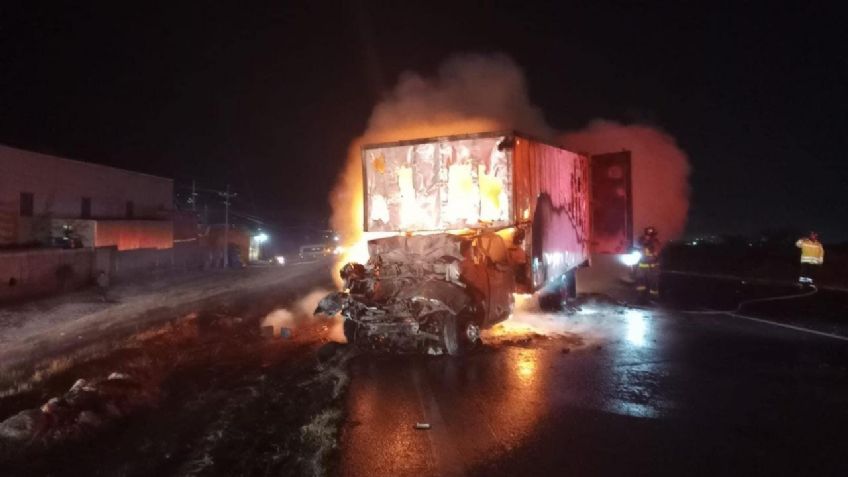 Tráiler se incendia en plena vía y genera cierres en la Autopista México-Querétaro