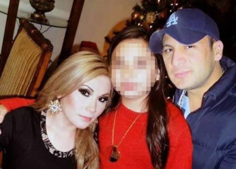 La joven Valeria Elizalde junto a sus padres