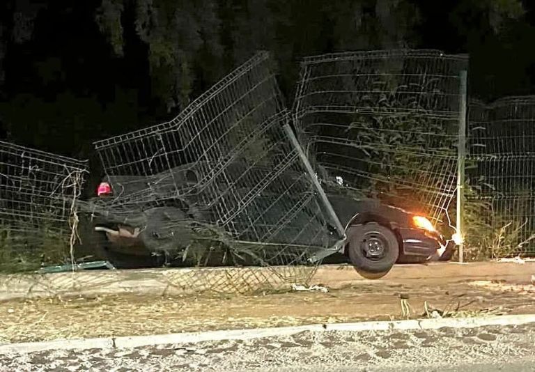 La valla metálica quedó completamente dañada