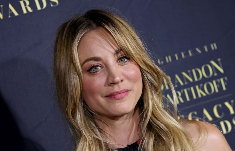 Kaley Cuoco abandona a su perrita enferma 
