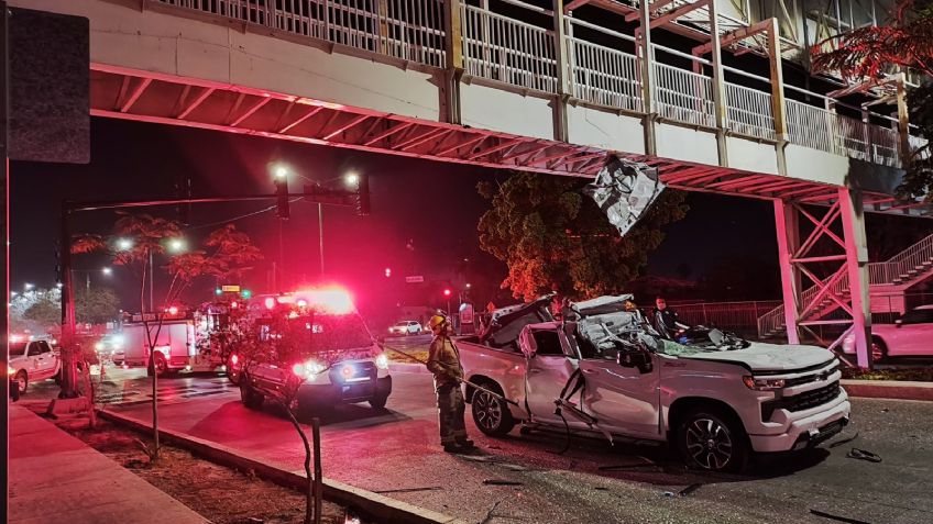Aparatoso choque entre tráiler y puente peatonal en Hermosillo deja severos daños