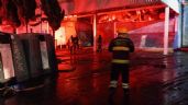Foto ilustrativa de la nota titulada VIDEO: Incendio consume la Gran Bodega de Amalucan, en Puebla; un hombre quedó atrapado