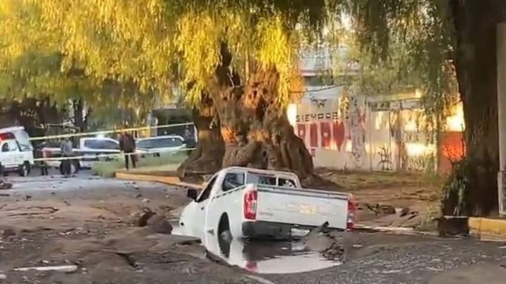 Se abre mega socavón en Ecatepec; camioneta termina hundida en el enorme hoyo