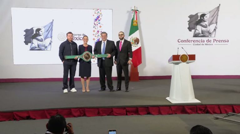 'Canelo' Álvarez estuvo en la 'Mañanera' de Sheinbaum. Foto: Twitter