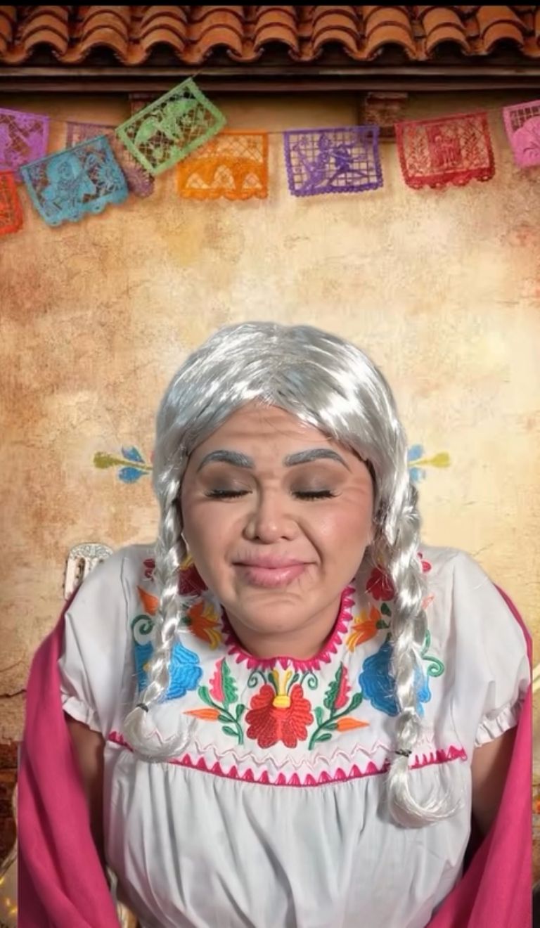 'Gomita' sorprende al aparecer disfrazada de 'Mamá Coco'