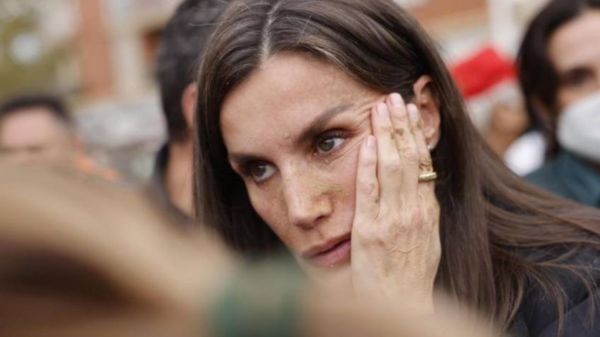 Alerta en España: Reyes Felipe VI y Letizia son agredidos con barro en Valencia