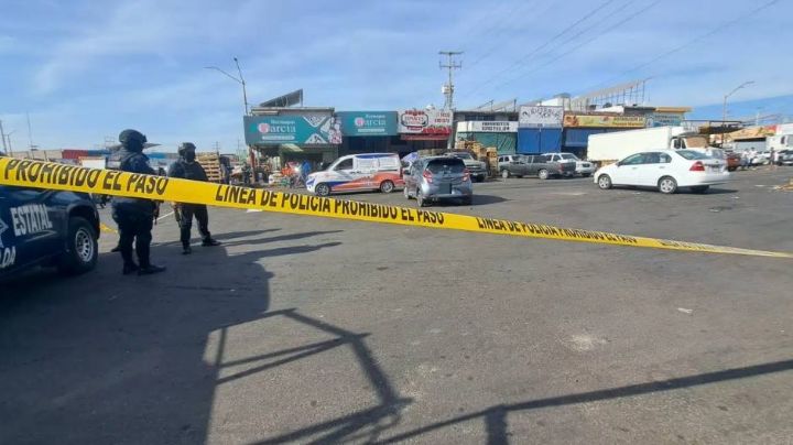 Conductor era perseguido y se resguarda en mercado de Culiacán; le disparan a su auto