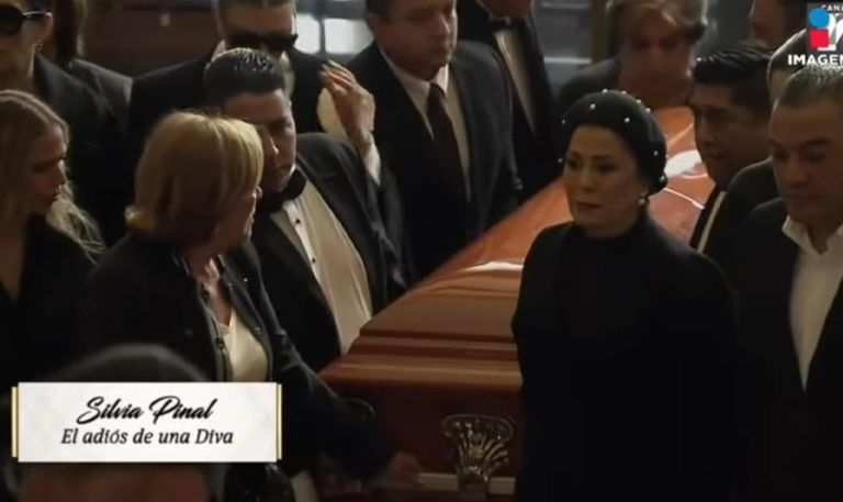 Familia de Silvia Pinal la recibe en Bellas Artes