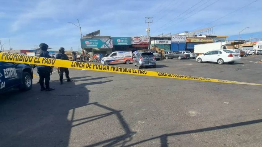 Conductor era perseguido y se resguarda en mercado de Culiacán; le disparan a su auto