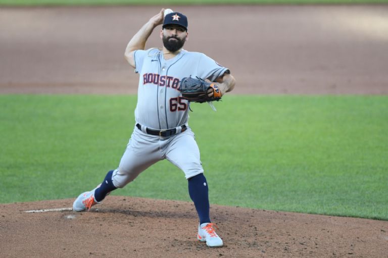 Urquidy sale de Astros