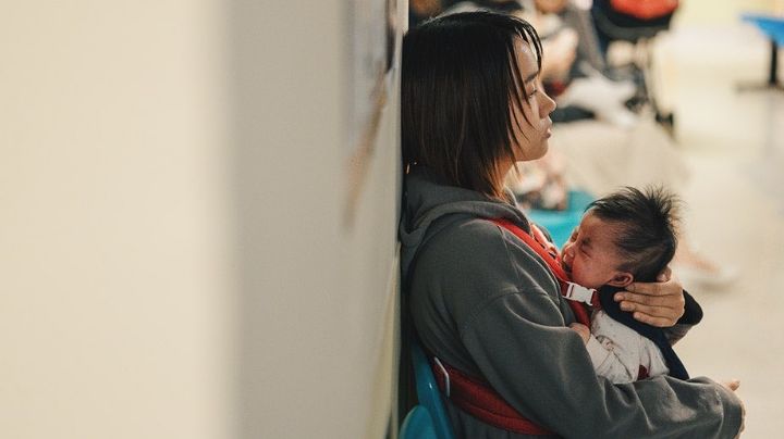 Esta es la reseña de 'Montajes de una maternidad moderna', la cruda realidad de ser madre