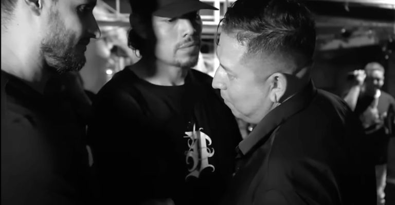 Adrián Marcelo es agredido con Gomita por hombre ebrio en bar de Monterrey