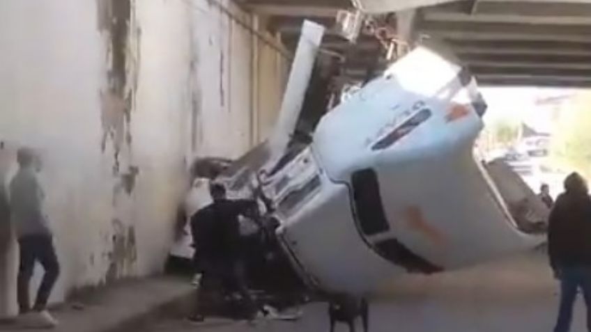 VIDEO: Tráiler queda colgado en la autopista México-Querétaro y genera caos