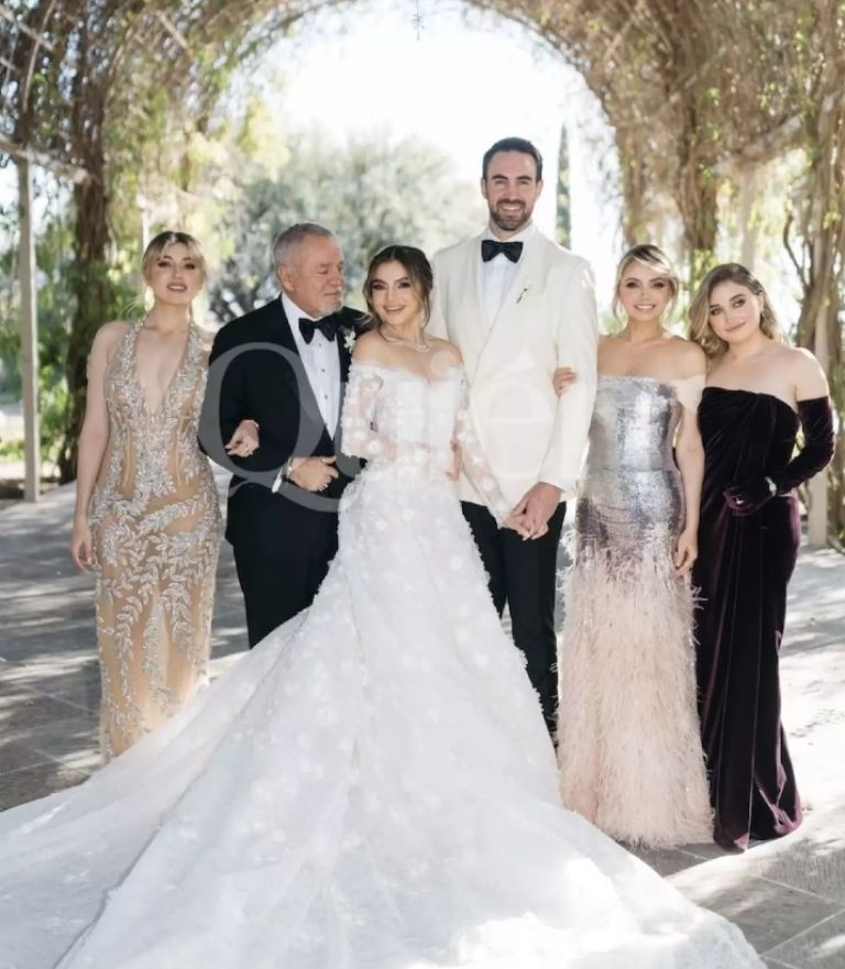 Tanto la novia como Angélica Rivera vistieron diseños de Óscar de la Renta