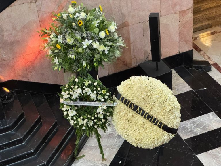 Luis Miguel envió una corona de flores al homenaje a Silvia Pinal