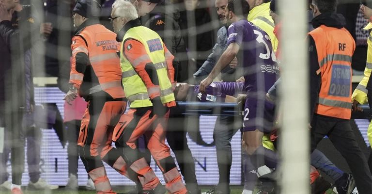 El jugador es llevado a la ambulancia por paramédicos