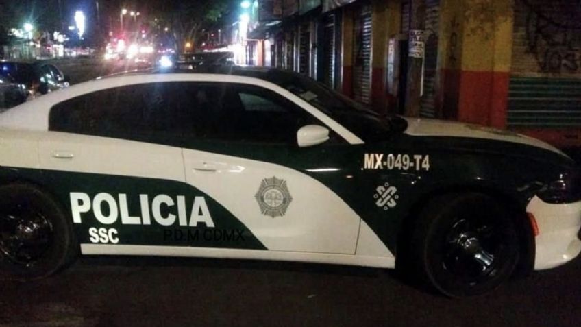 Motociclistas ignoran semáforo y sufren fuerte accidente en la colonia Doctores, CDMX