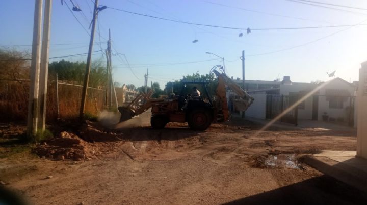 Vecinos de la colonia Laureles rellenan su calle con tierra ante falta de rehabilitación en Navojoa