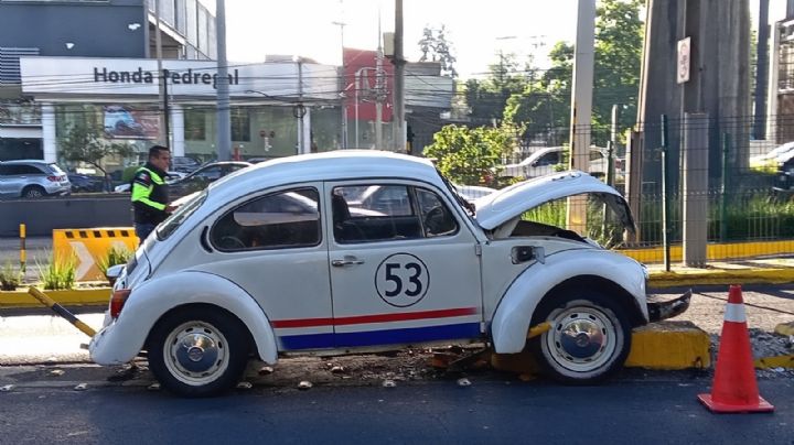 VIDEO: 'Herbie' se estrella en San Jerónimo y provoca caos en Periférico Sur