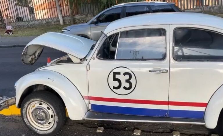 Choca Herbie en Periférico