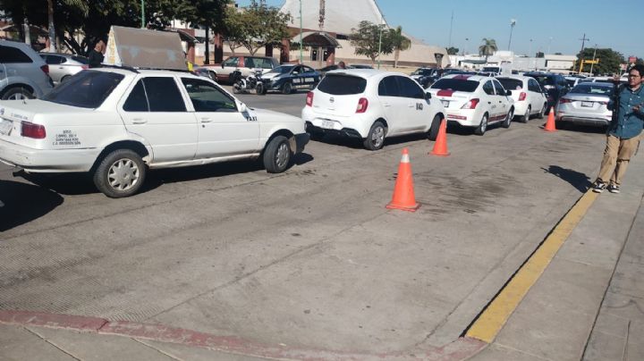 Cd. Obregón: Se manifiestan taxistas frente a Palacio Municipal piden permiso temporal por fiestas navideñas