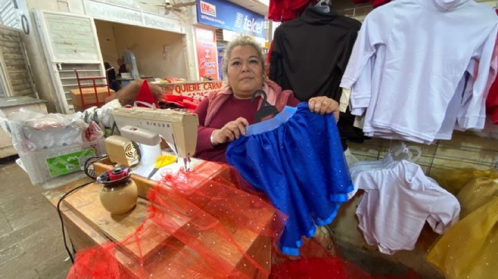 Elaboración de disfraces navideños, una herencia familiar en Navojoa